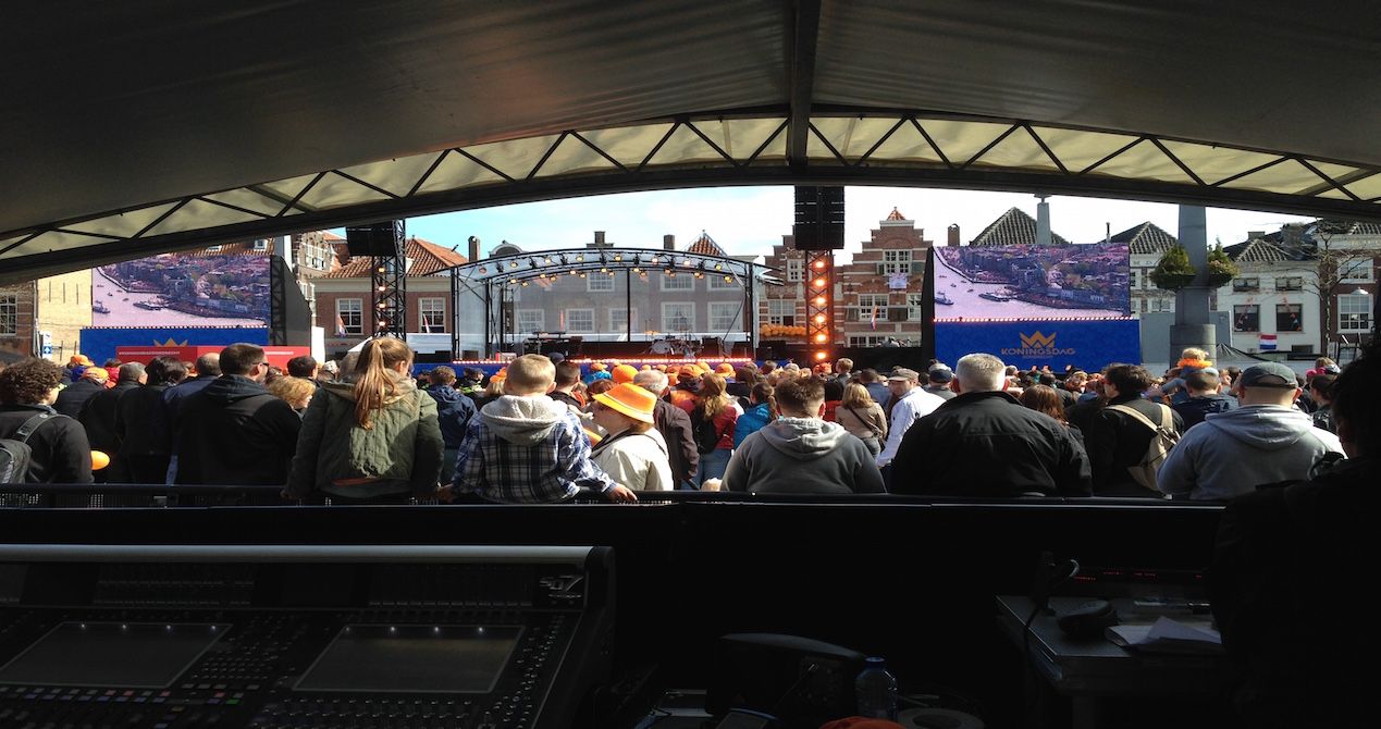 Het publiek en podium op het Statenplein